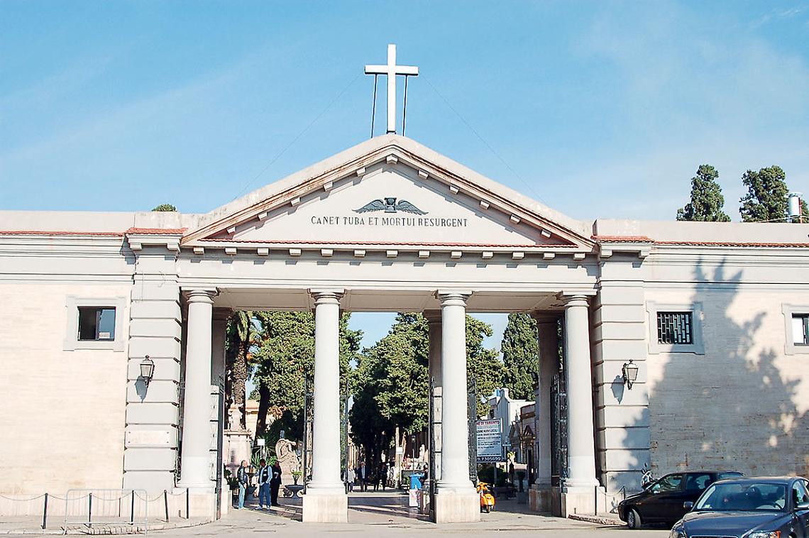 L’ingresso monumentale del cimitero San Brunone di Taranto