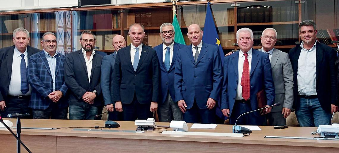 I rappresentanti delle associazioni di categoria con il prefetto di Taranto, Demetrio Martino