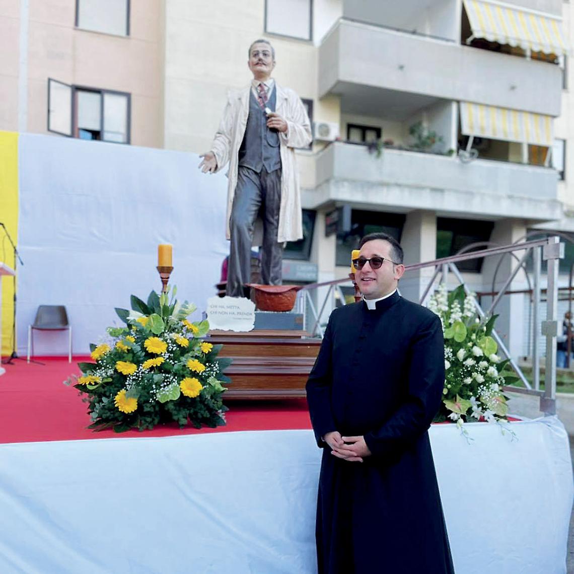 La statua di San Giuseppe Moscati e il parroco don Marco Crispino