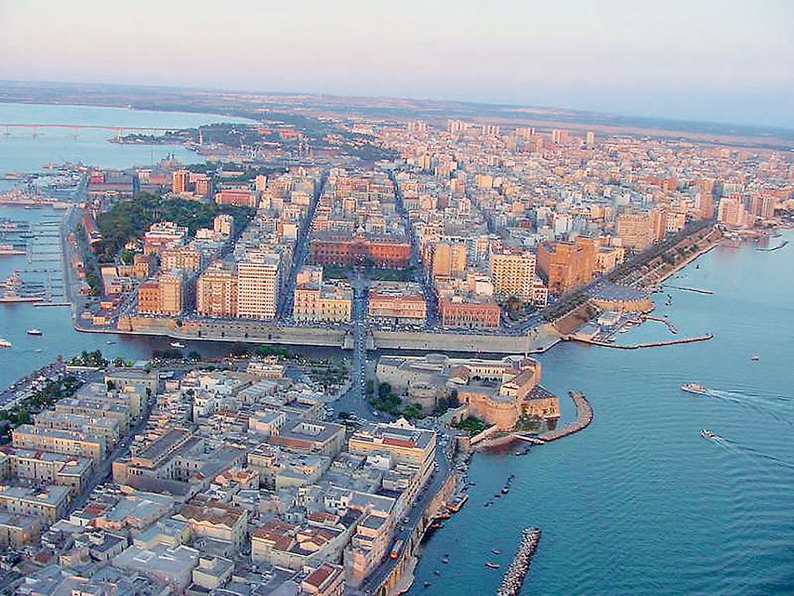 Una veduta aerea di Taranto