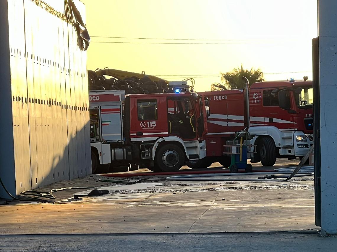 Fiamme nello stabilimento Irigom a Massafra - foto di Francesco Manfuso