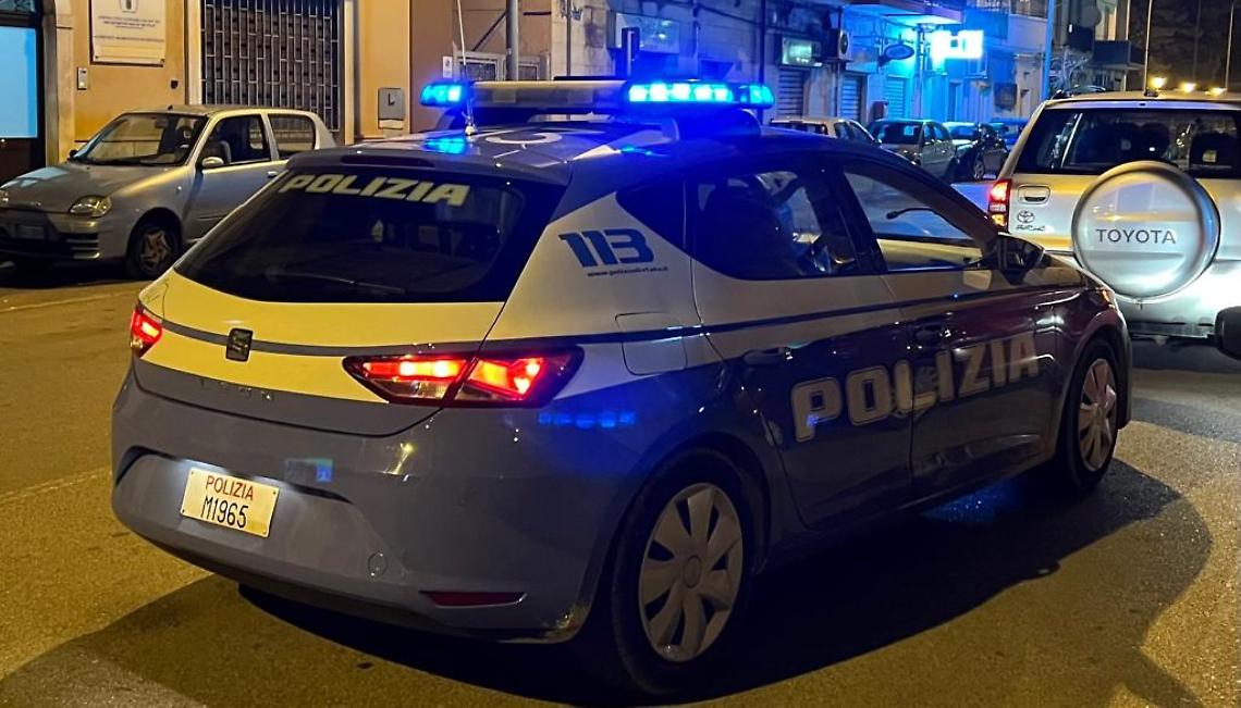 La volante della Polizia intervenuta sul posto - foto di Francesco Manfuso