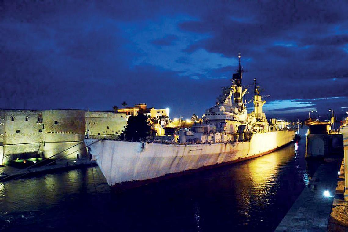 La nave Vittorio Veneto lascia Taranto