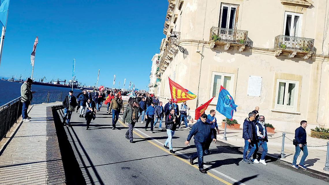 La protesta dei lavoratori ex Ilva