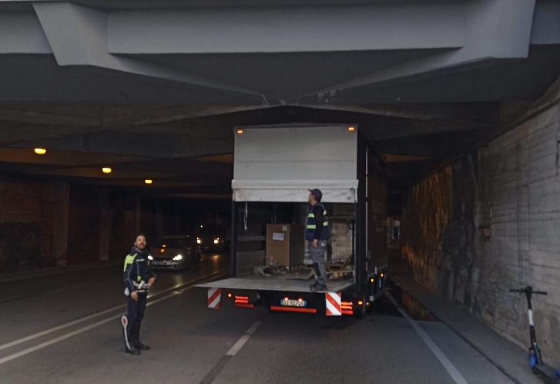 Camion resta incastrato nel sottopasso di via Dante