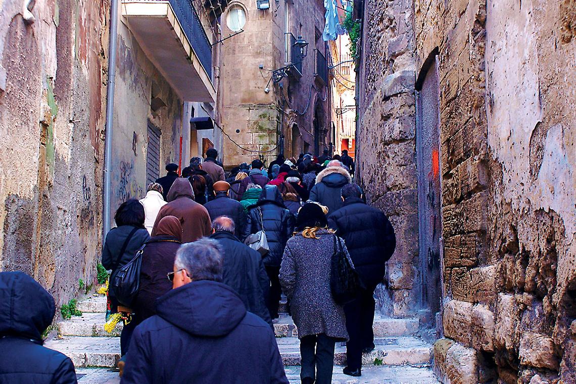 Turisti nel centro storico di Taranto