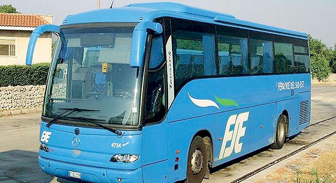 Un bus delle Ferrovie sud est