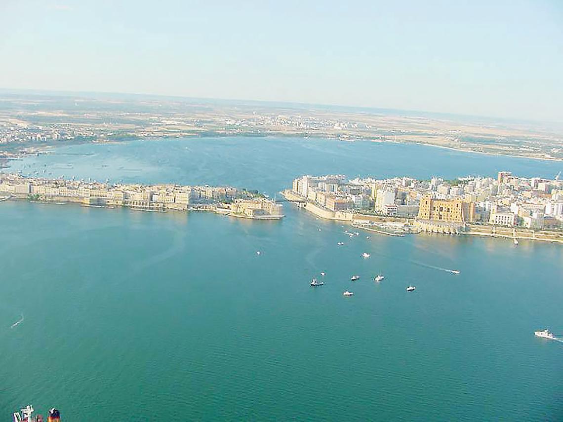 Una veduta aerea di Mar Piccolo e Mar Grande