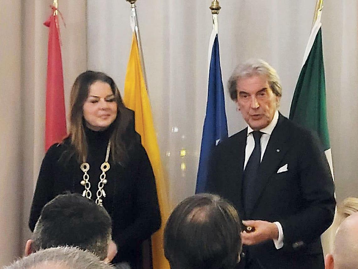 Il console Giuseppe Saracino con la giornalista Nicla Pastore