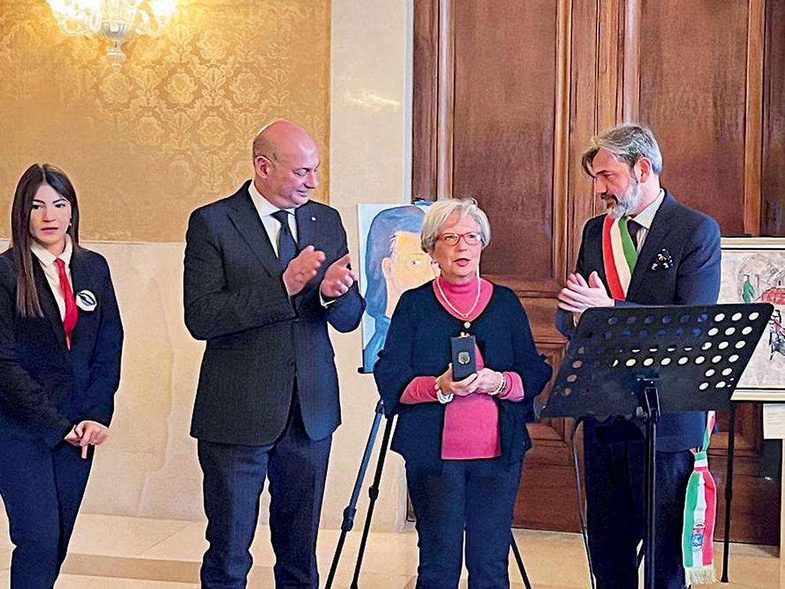 Da sinistra, il prefetto di Taranto Demetrio Martino; la figlia di Giuseppe Angelini, che durante la seconda guerra mondiale fu deportato; il vicesindaco di Taranto, Fabrizio Manzulli