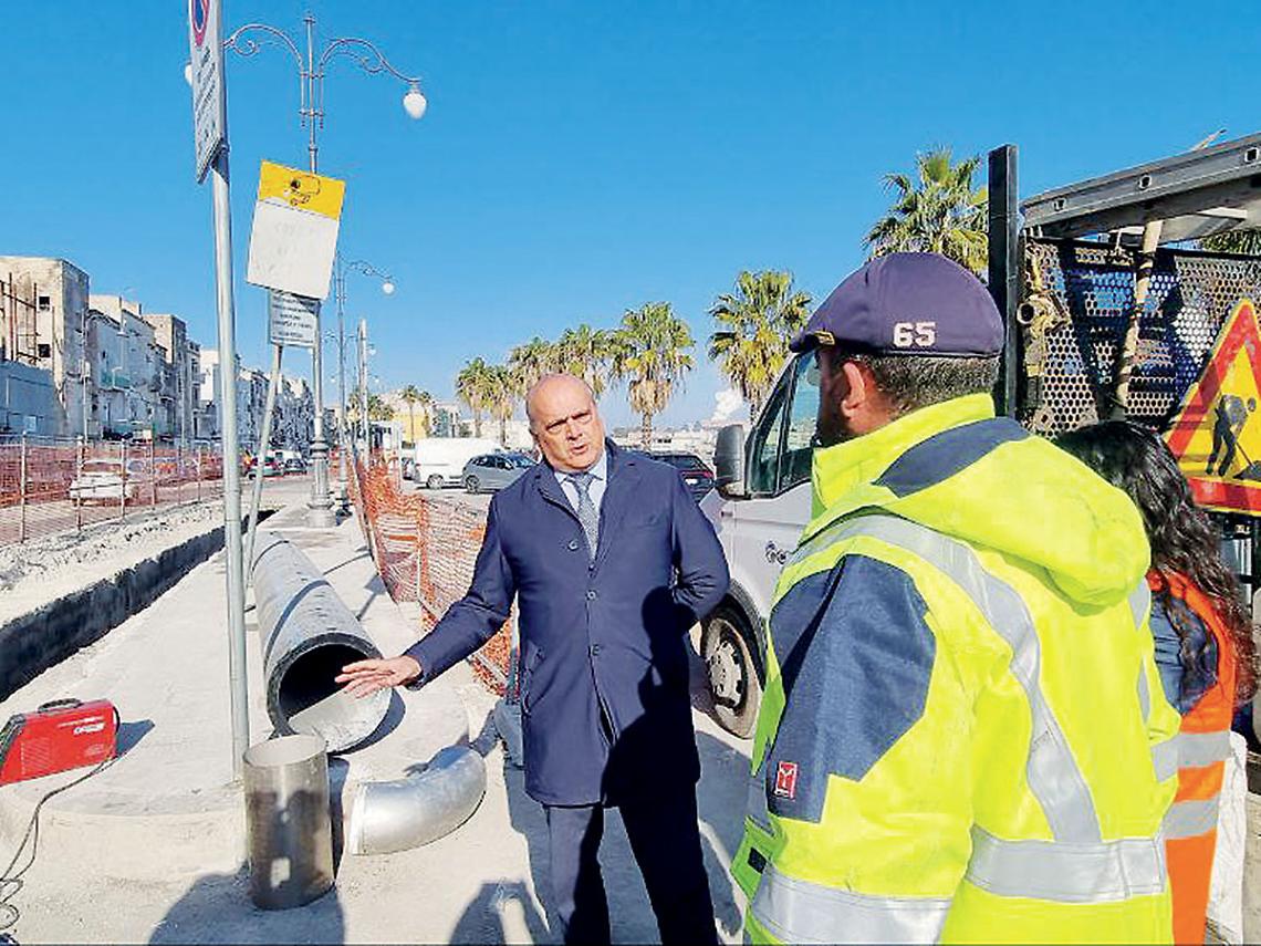 Sopralluogo di Giulio Lonoce al cantiere Aqp di via Garibaldi