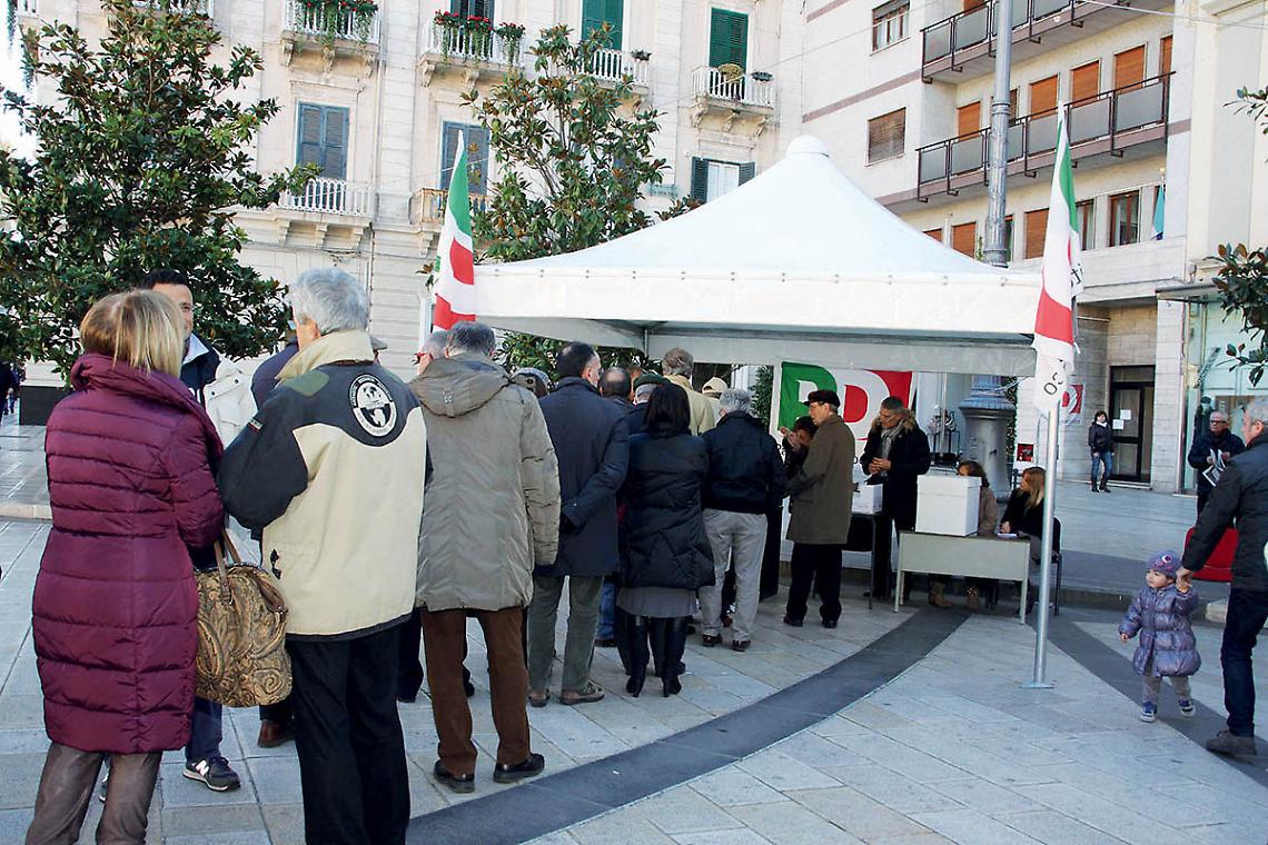 Gazebo in piazza Immacolata per le primarie del Pd (foto d’archivio)