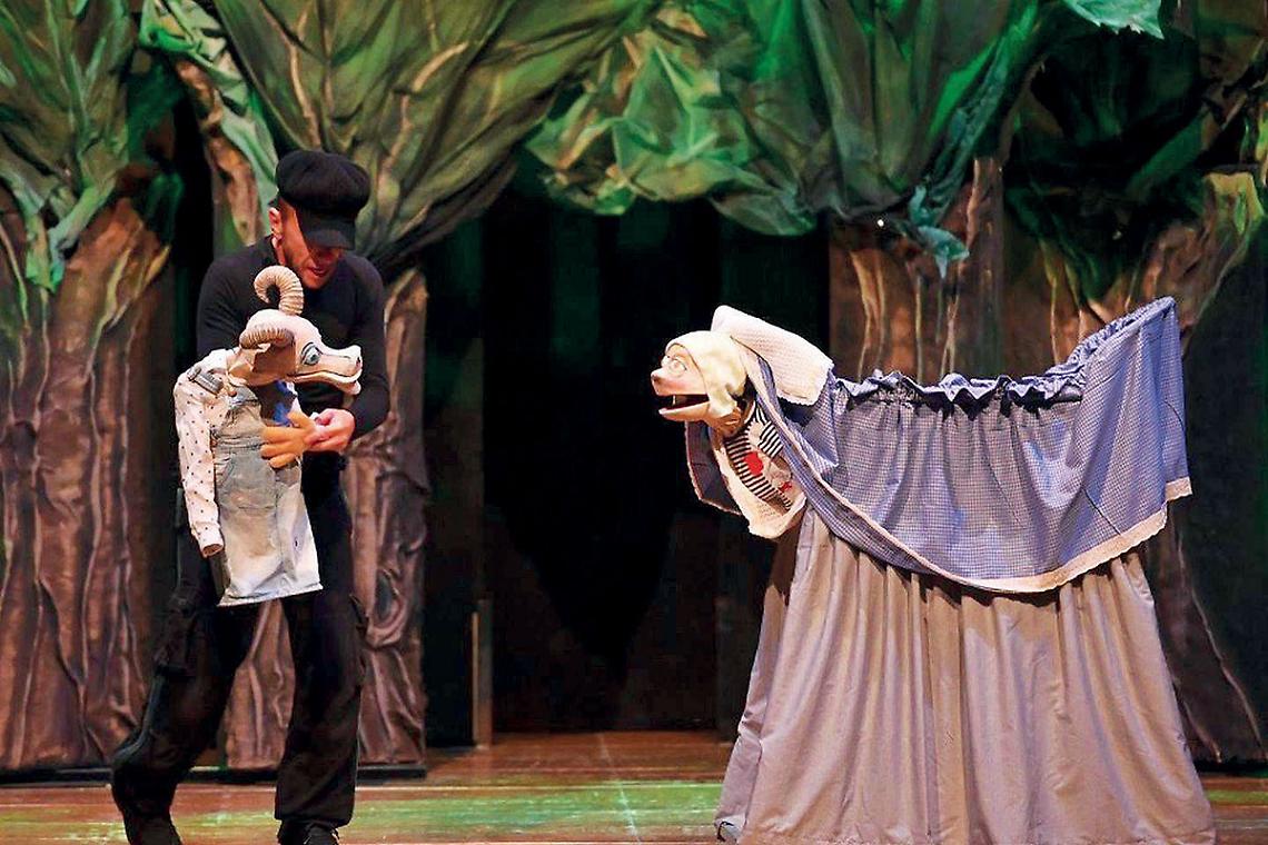 La Compagnia umbra Fontemaggiore in un momento dello spettacolo “In bocca al lupo” (foto Pino Bernabei)