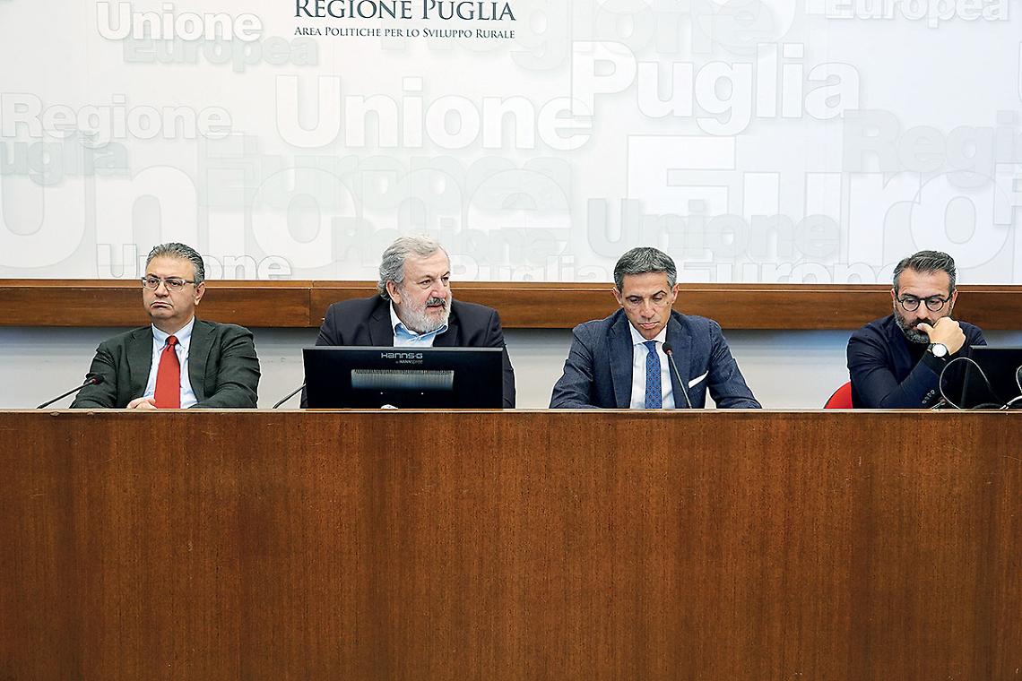 Al centro il presidente Emiliano e l’assessore Pentassuglia