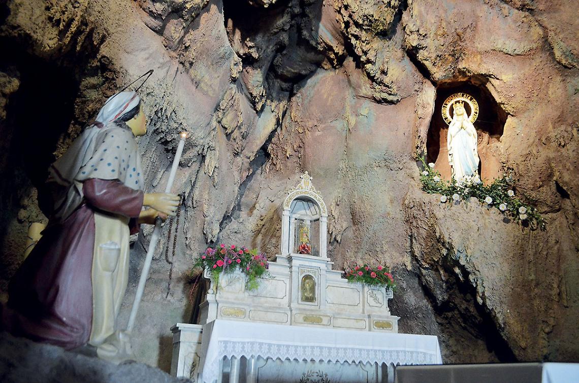 La grotta simile a quella di Lourdes costruita in fondo alla navata di sinistra della Chiesa Matrice di Pulsano