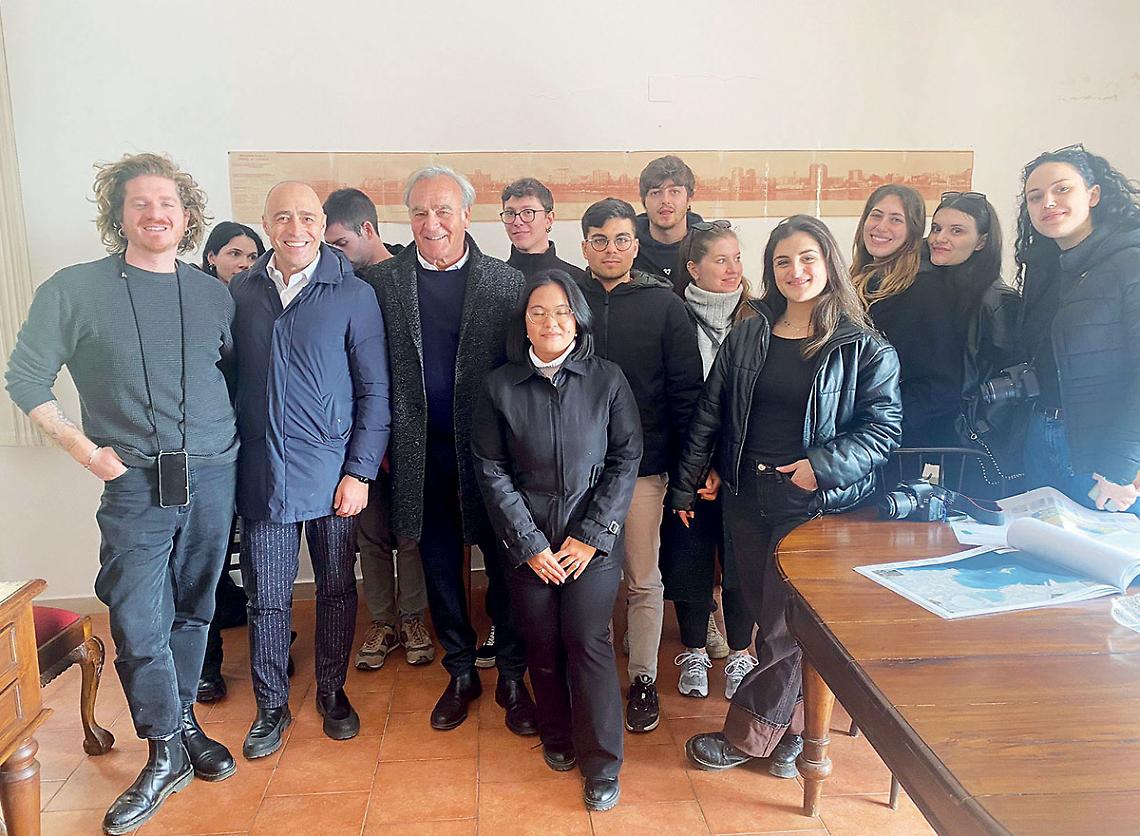 Sopralluogo in città di una équipe di giovani architetti