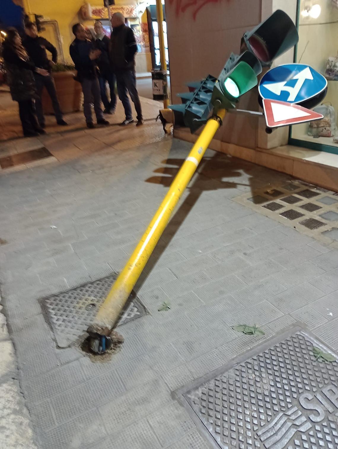 Il semaforo di via Cesare Battisti