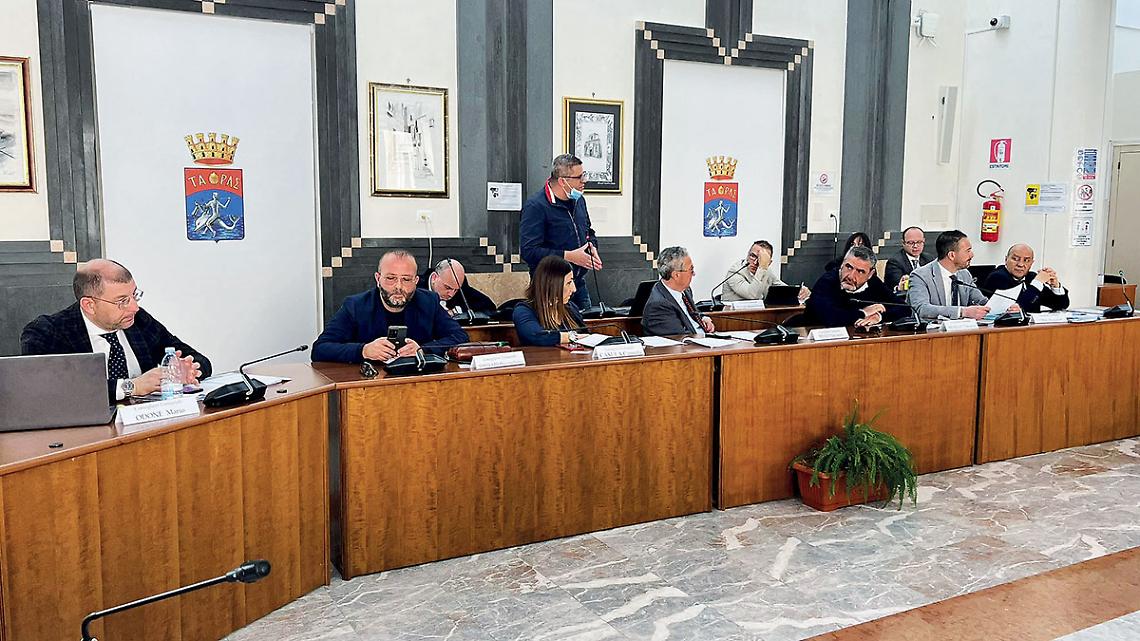 I banchi dell’opposizione in Consiglio comunale - foto Francesco Manfuso