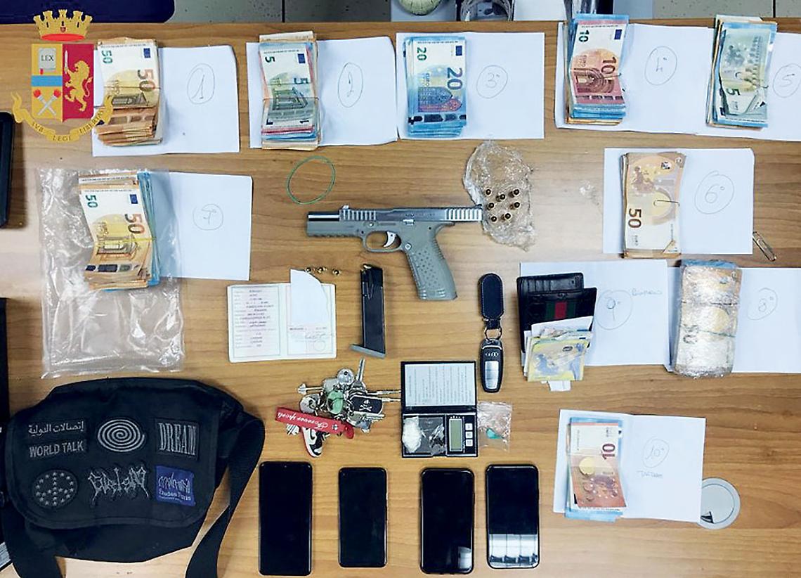 Droga, pistola e soldi sequestrati