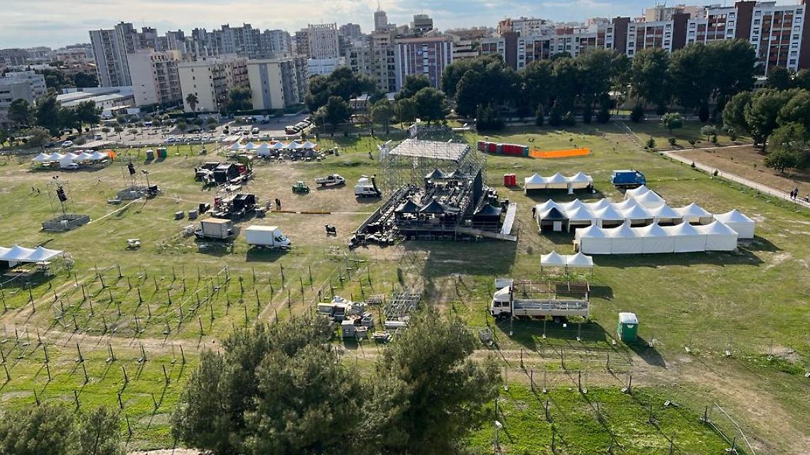 I lavori di allestimento del palco per il Concertone - foto di Francesco Manfuso