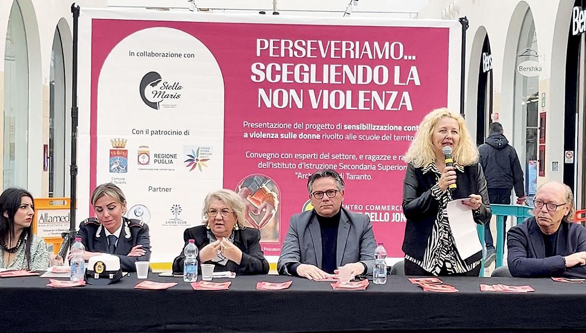Violenza di genere, cartelli “Sos” nei bagni delle donne