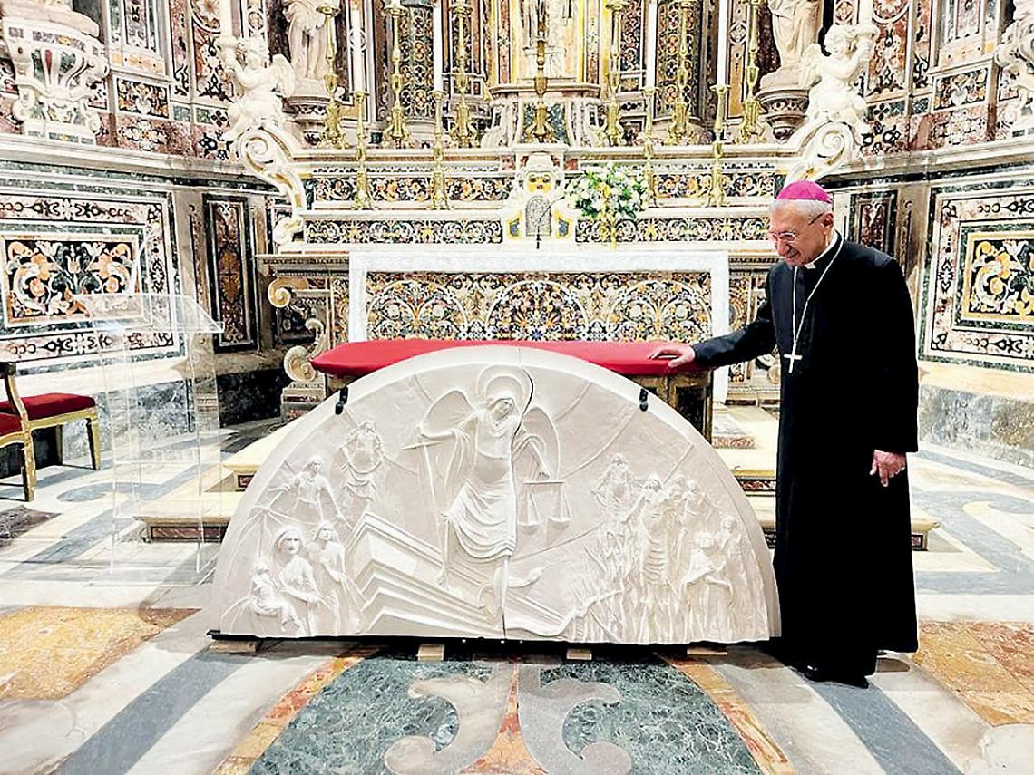 L’arcivescovo Filippo Santoro posa vicino al bassorilievo destinato a Kiev