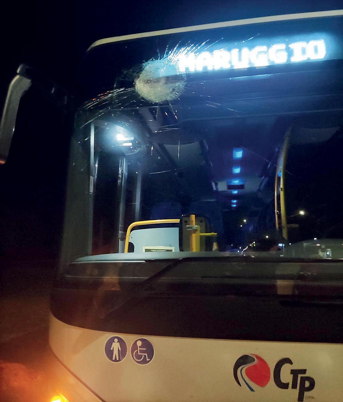 Sassi contro i bus, ormai è allarme