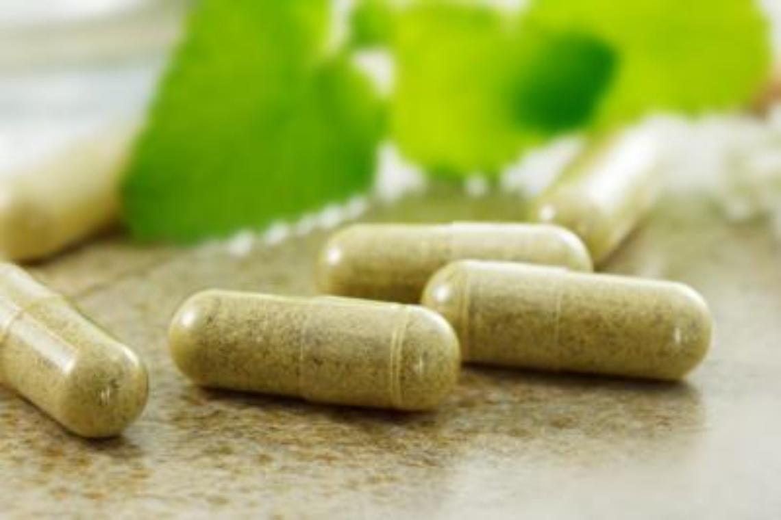 Moringa, curcuma e spirulina. L'immunologo sugli integratori: "Non c'&egrave; assenza di rischi"