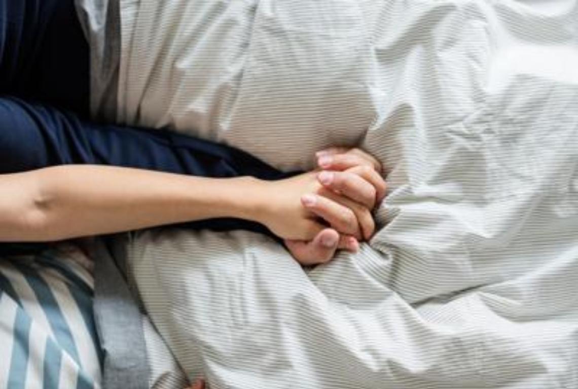 Sesso, lui a letto con l'App: l'aiuto digitale che allunga i tempi dell'amore
