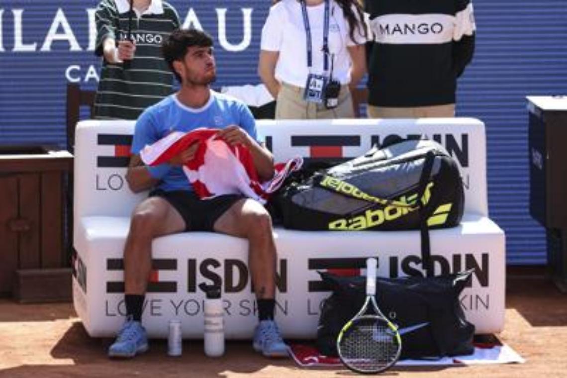 Alcaraz e il tutore al polso, il medico: "E' l'anello debole dei tennisti, sull'articolazione il 30% degli infortuni agli arti superiori"