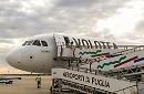 Un aereo della compagnia Volotea a Bari