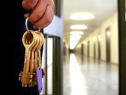 Femminicidio, il marito della donna bruciata e finita a mani nude resta in cella 