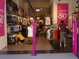 Saldi anticipati, Confesercenti lancia l&rsquo;allarme sul caos promozioni