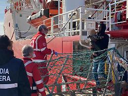 A Taranto i 75 migranti salvati in mare dalla Ocean Viking 