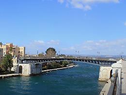 Accoltellato da uno sconosciuto sul ponte girevole, è mistero