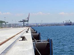 Armi e munizioni israeliane al porto, operazioni rallentate: carico militare fermo al molo