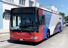 In 4 completamente ubriachi minacciano di morte autista e passeggeri di un bus urbano. Due in manette