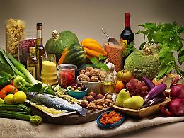 La dieta mediterranea si è classificata come migliore dieta al mondo del 2023. Ma ora è sotto attacco