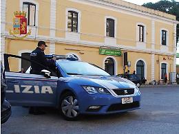 La Polizia piomba in casa nel cuore della notte e trova 4 ladri che la stavano svaligiando