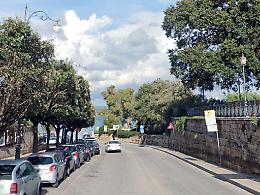 Armato di bottiglia semina il panico, danneggia una decina di auto e viene bloccato dalla polizia
