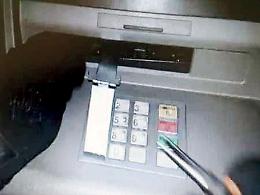 Esplosione nella notte: assaltato un bancomat in viale Einaudi