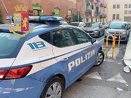 Fermano un'auto e scoprono che chi la guidava era ricercato dalla Polizia