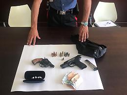 In casa due pistole e droga, preso un incensurato