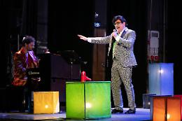 "Ci vuole orecchio": Elio canta e recita Jannacci