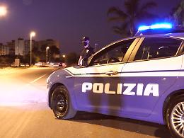 Indossa due coltelli e si scaglia contro gli agenti di Polizia: arrestato