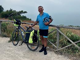 In bici per raccogliere  fondi utili a ripulire  il mare di Taranto
