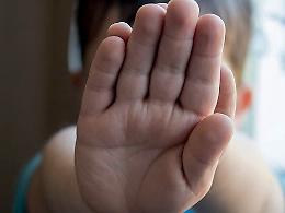 Si confida con le insegnanti: pap&agrave; picchia la mamma. Arrestato il padre violento