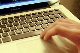 Compra un motore online, ma è una truffa. Versa i soldi e il venditore sparisce nel nulla