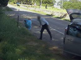 Abbandona rifiuti e viene denunciato dalla Polizia Locale. Il video che lo incastra