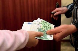 Versa 21 mila euro per comprare un'auto e scopre la truffa: imprenditore rimborsato grazie alla Polizia